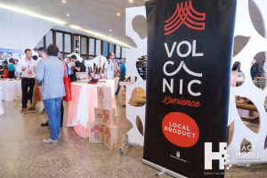 Ambiente en el hall del Auditorio de Tenerife y Zona Expo de HackHotel 2017
