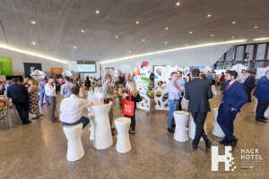 Ambiente en el hall del Auditorio de Tenerife y Zona Expo de HackHotel 2017